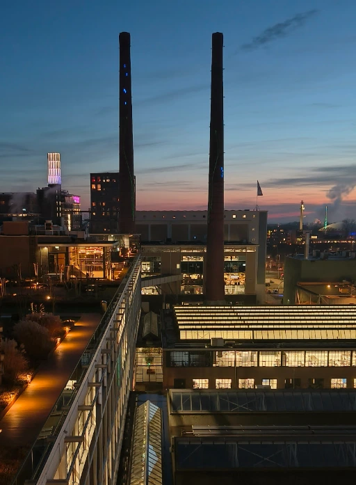 Uitzicht van uit het kantoor van Doo.Company, het verlichte TQ-gebouw op Strijp-T in Eindhoven waar het kantoor van uw Odoo partner
